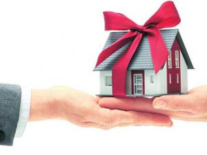 Облагается ли налогом дарение недвижимости между родственниками